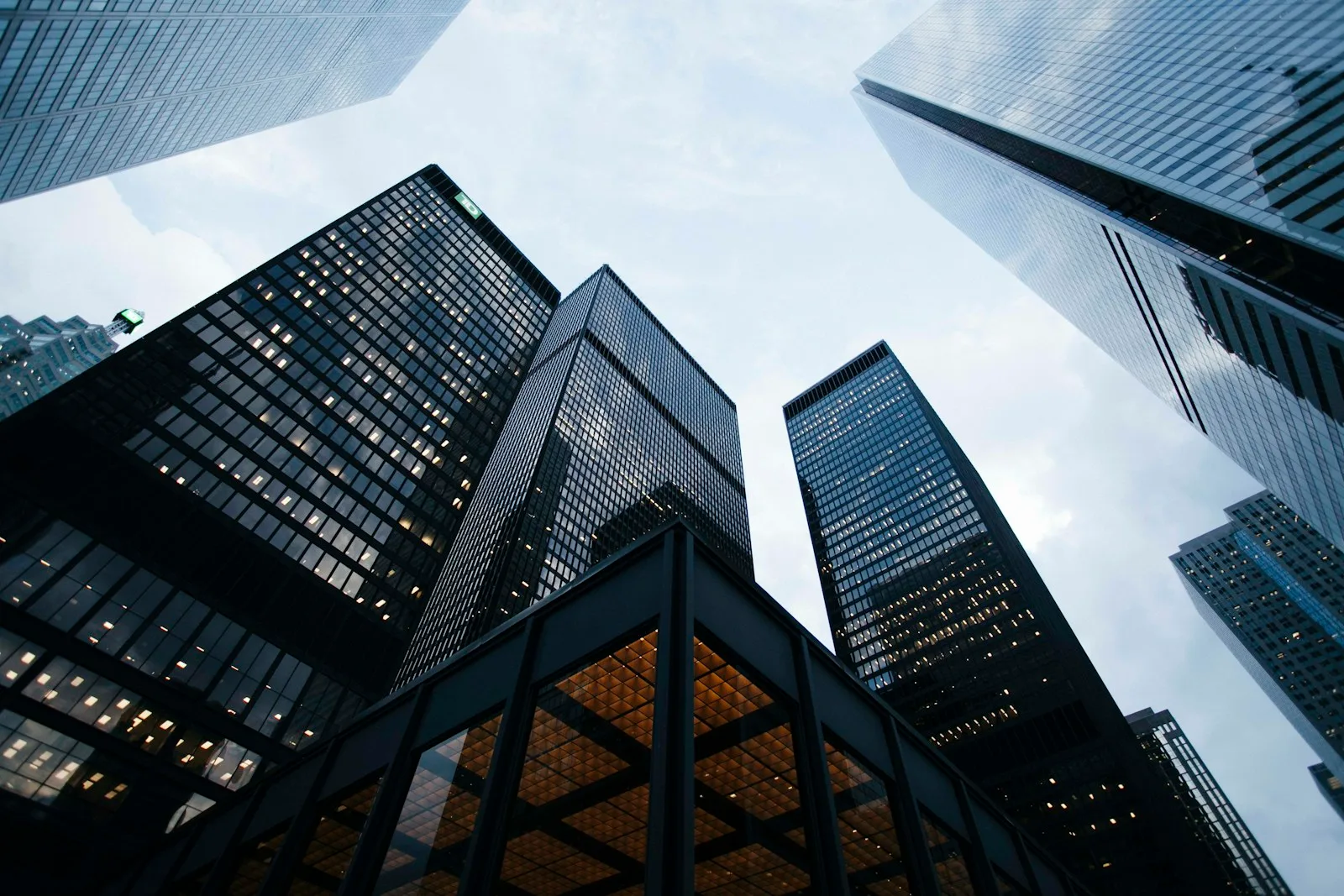 Edificio bancario clásico con columnas