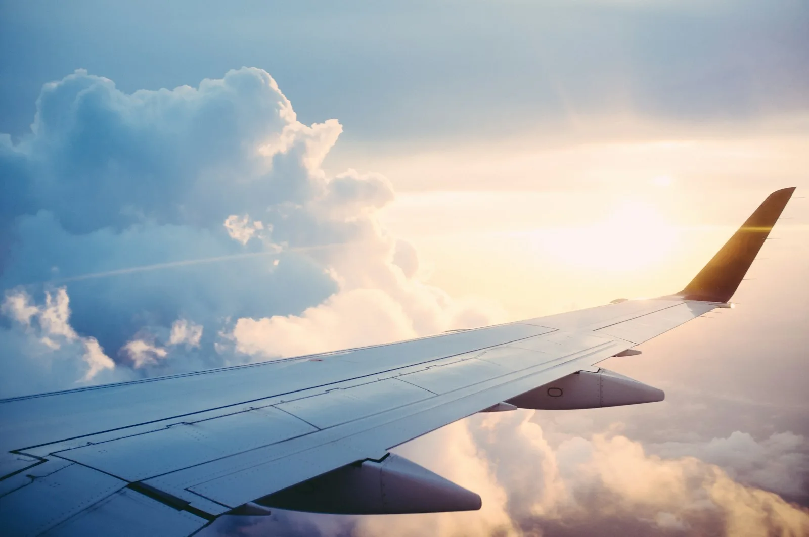 Avión despegando al amanecer